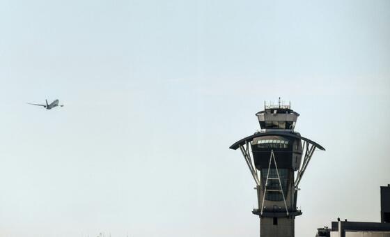 ¿Por qué tu avión da vueltas antes de aterrizar? El plan de la ONU para reducir las esperas en el aire